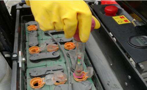 你是否知道電動叉車蓄電池需要定時加水